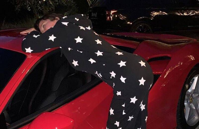 Kylie Jenner regala a Kris Jenner un Ferrari
