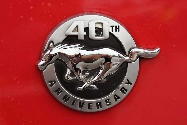 2004 Ford Mustang 40 Aniversario Fender Emblema