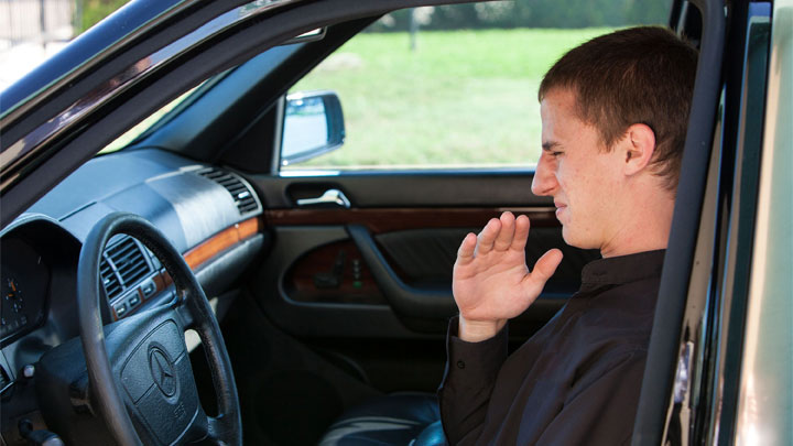 6 razones por las que el aire acondicionado de su automóvil huele mal (y qué hacer al respecto)