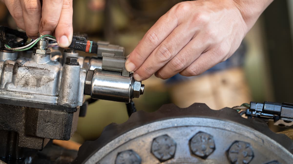 🥇 7 síntomas de un solenoide de cambio defectuoso (y costo de reemplazo