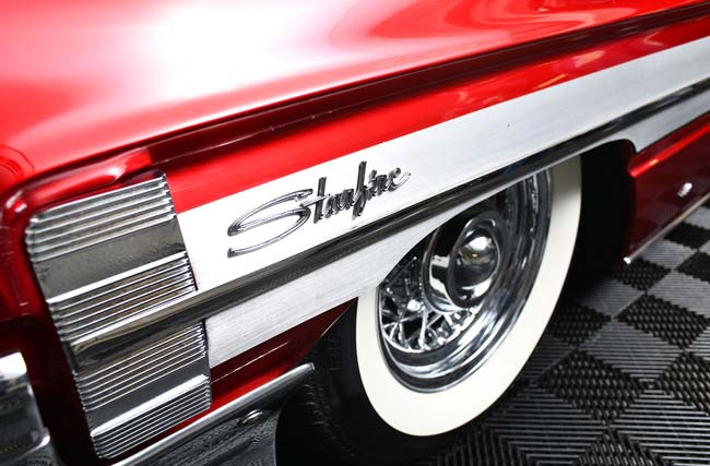 1961 Oldsmobile Starfire, emblema lateral