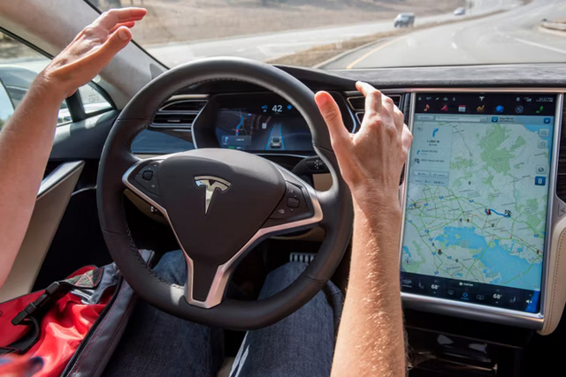Los autos Tesla tienen problemas con las funciones de piloto automático