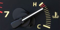 ¿Por qué mi indicador de temperatura sube pero mi auto no se sobrecalienta?