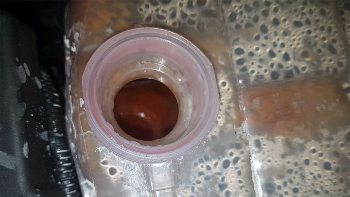 el deposito de refrigerante tiene aceite