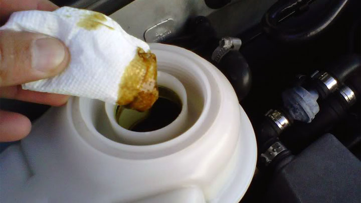 aceite en el tanque de desbordamiento de refrigerante