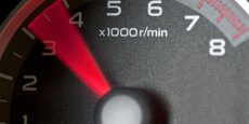 8 razones por las que las RPM de su automóvil fluctúan mientras conduce